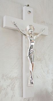 Krzyż na ścianę biały – posrebrzana pasyjka PVD (Miro-Silver), drewno VR 182932ARG (5).JPG